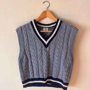 Aritzia / merino wool mini sweater vest size XS